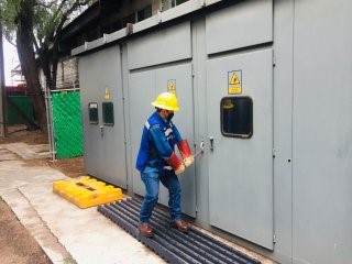 Apertura de seccionador en subestación eléctrica